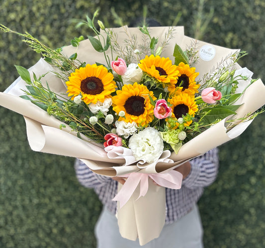 Girasoles y tulipanes