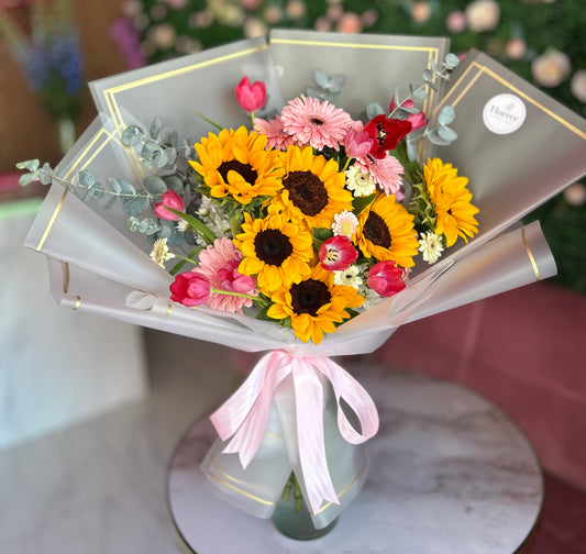 Girasoles y tulipanes